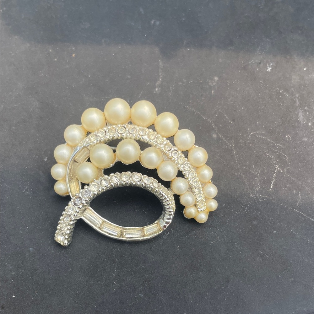Elegant Pearl and Crystal Brooch